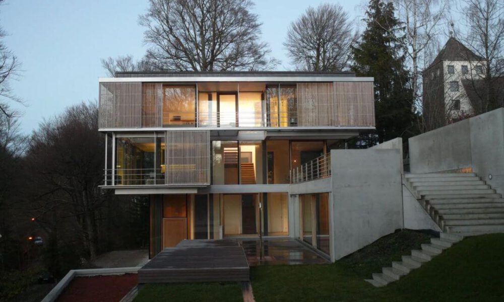 Referenzbild einer Kundenanlage - Villa von Außen mit Smarthome Ausstattung
